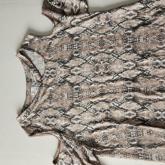 White Birch Cold Shoulder Long Sleeve Snakeskin + Asymmetrical Collar Lg - Picture 2 of 9